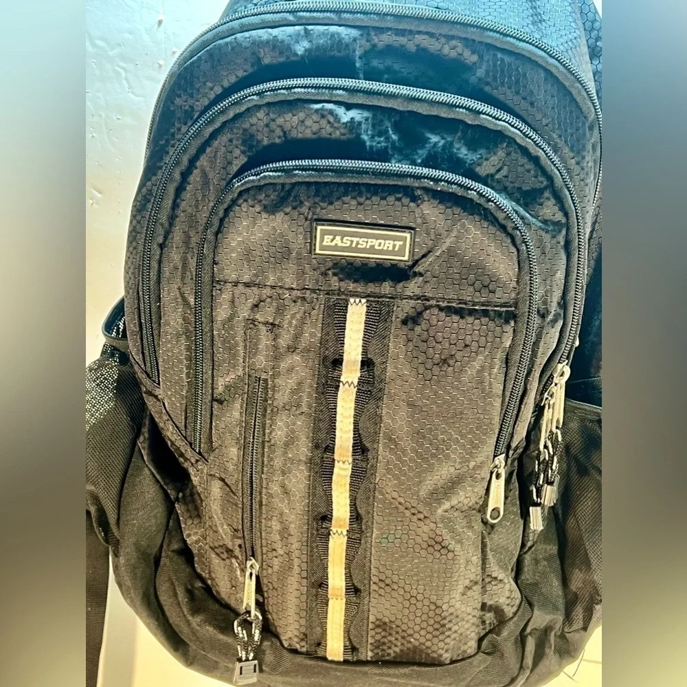 EASTSPORT BACKPACK IN LIKE NEW CONDITION DIMENSIONS 13X18X6